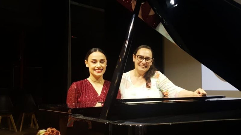 Teatro Carlos Gomes recebe recital de piano infanto-juvenil