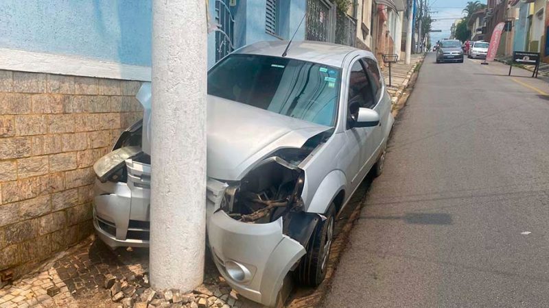 Carro sem motorista atinge poste no Centro de Bragança Paulista