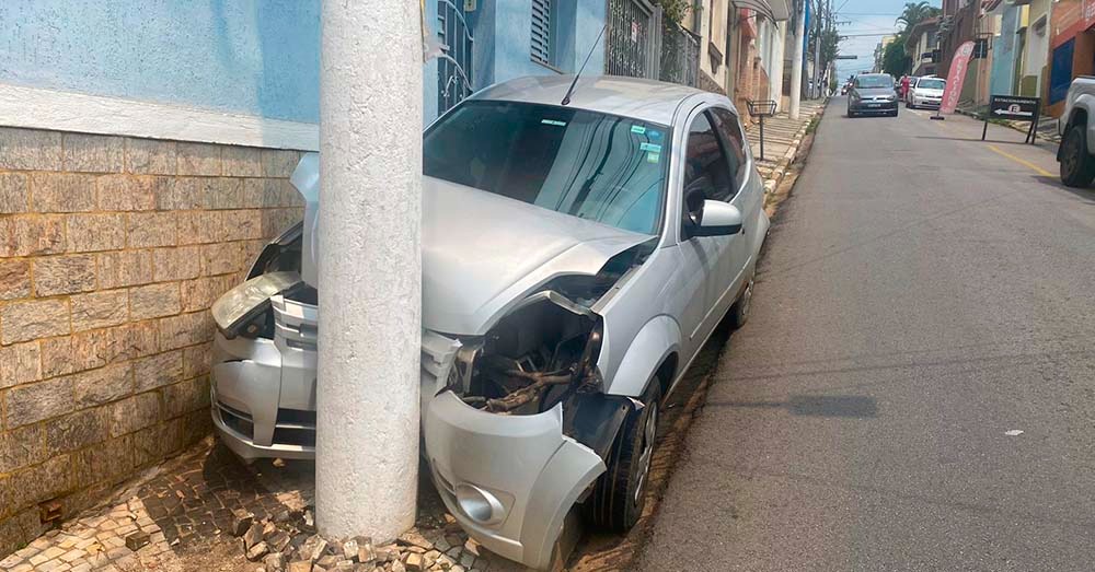 Carro sem motorista atinge poste no Centro de Bragança Paulista