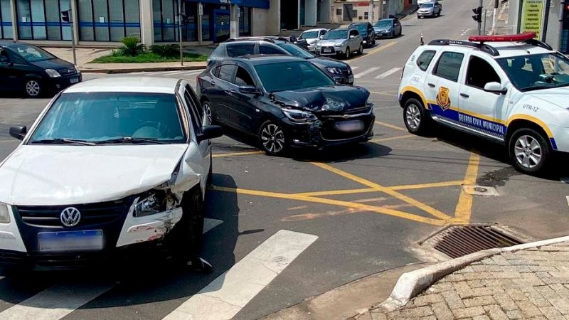 Carros colidem em cruzamento da Praça da Poesia