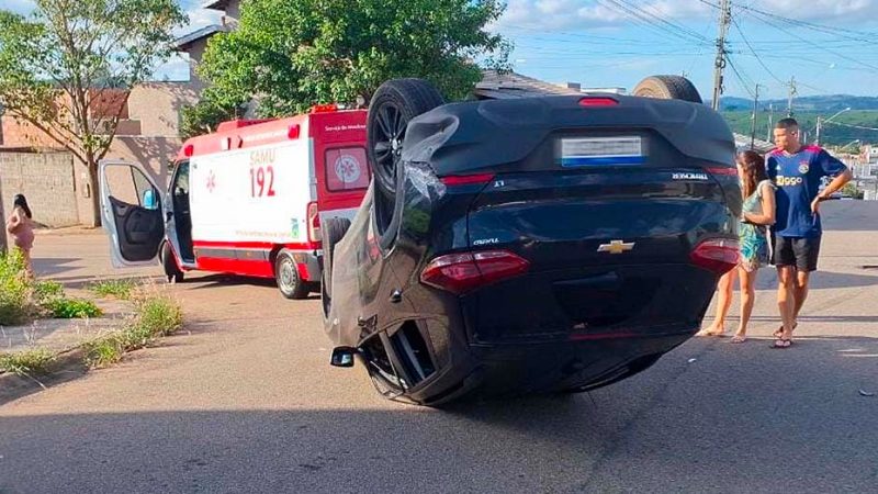 Mulher fica ferida após carro capotar em cruzamento de Bragança