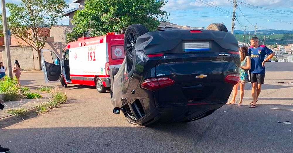 Mulher fica ferida após carro capotar em cruzamento de Bragança