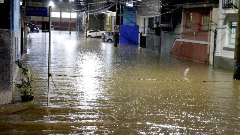 Forte chuva deixa ruas de Bragança Paulista embaixo d’água