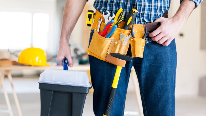 Empresa contrata funcionário para manutenção predial