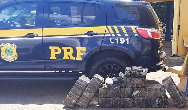 Polícia apreende 143 kg de maconha na Fernão Dias