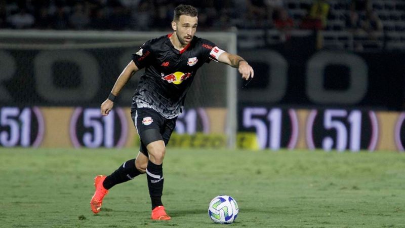 Bragantino vence Coritiba com gol do zagueiro Léo Ortiz