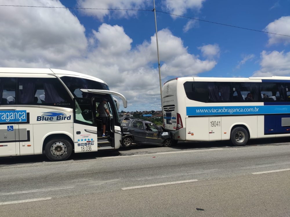 Acidente na Fernão Dias envolvendo dois ônibus deixa uma pessoa ferida