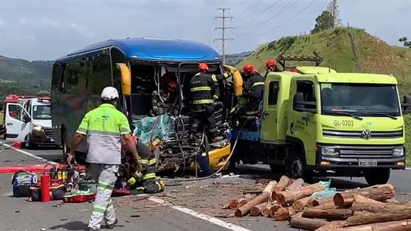 Ônibus Bragança x Campinas se envolve em grave acidente