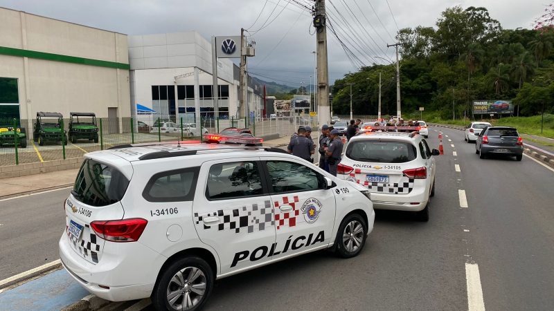 Motociclista morre após colidir contra poste na Alberto Diniz