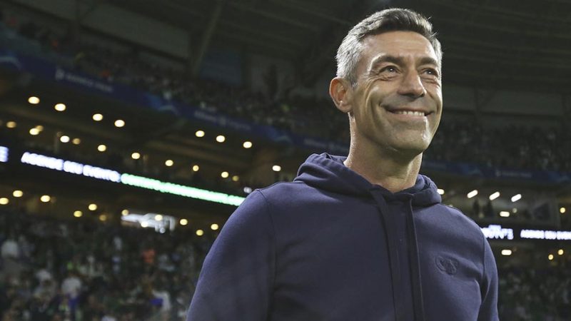 Pedro Caixinha renova contrato até 2025