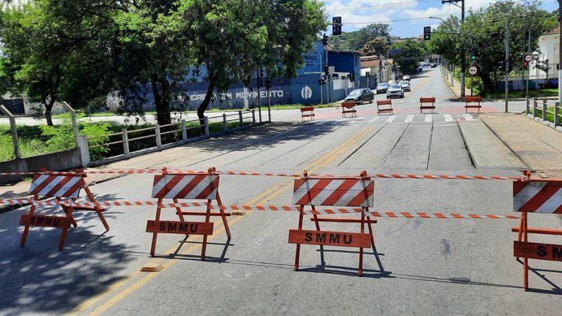 Ponte da Rua Peru é interditada para o tráfego no Matadouro