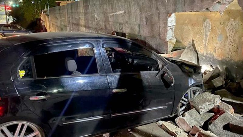 Agressor de mulher enfia o carro no muro em Bragança Paulista