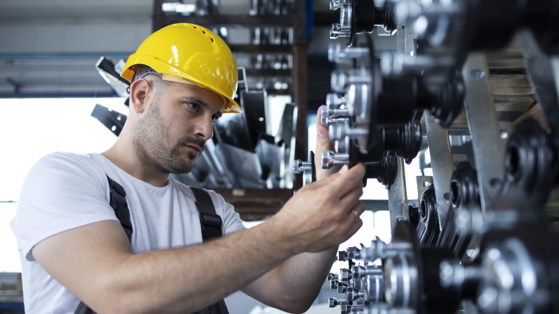Empresa contrata Operador de Máquina