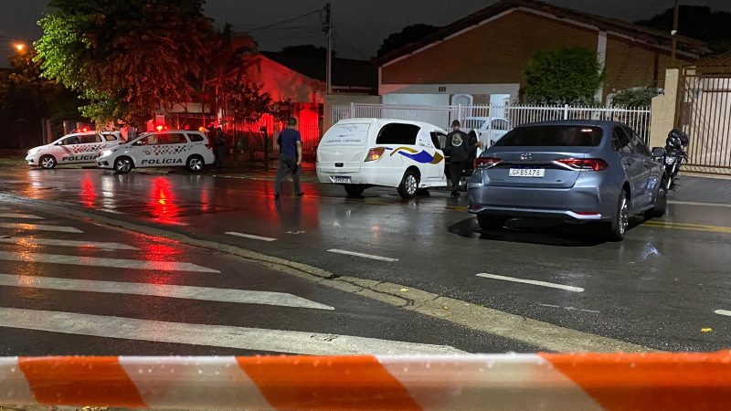 Motociclista morre após colisão contra carro em cruzamento