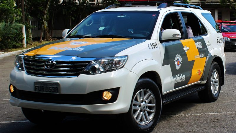 Acusado de estupro capota carro e foge para matagal em Bragança