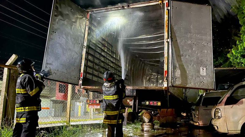 Incêndio atinge caminhão abandonado em Bragança Paulista