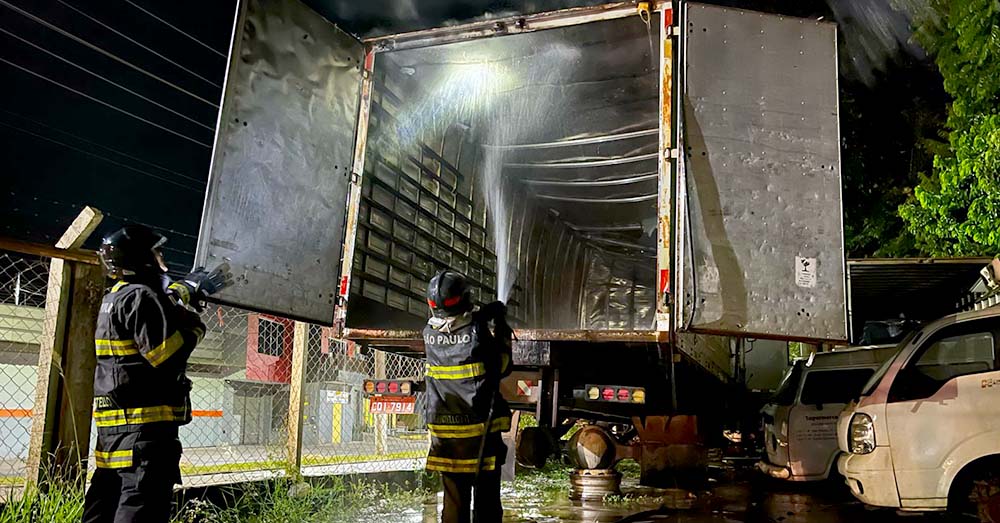 Incêndio atinge caminhão abandonado em Bragança Paulista