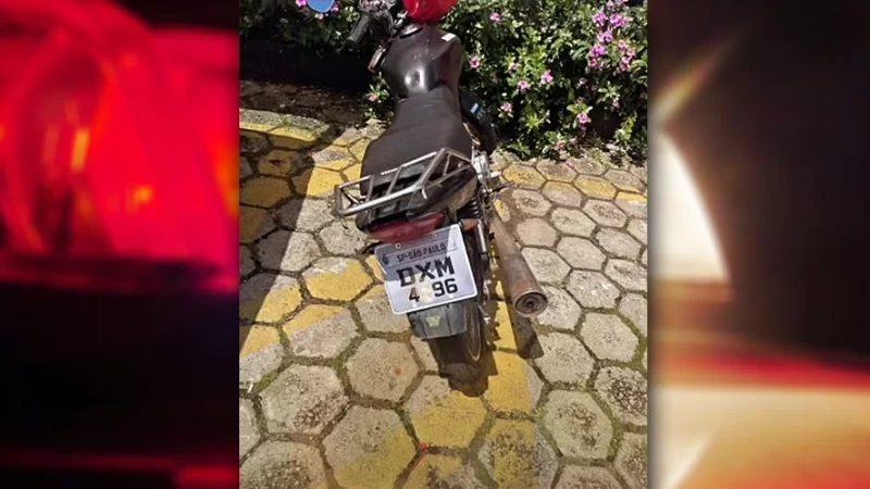 Jovem é preso após imprimir placa de moto na gráfica