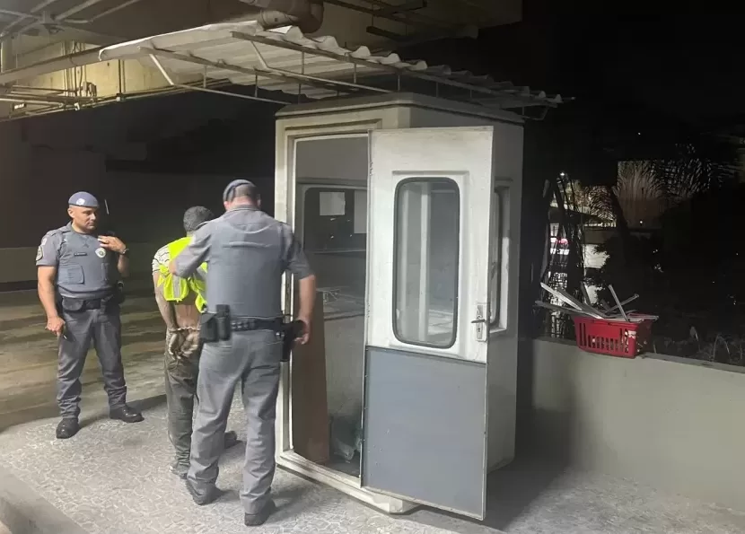 Homem é preso ao tentar furtar ferro em estacionamento de banco