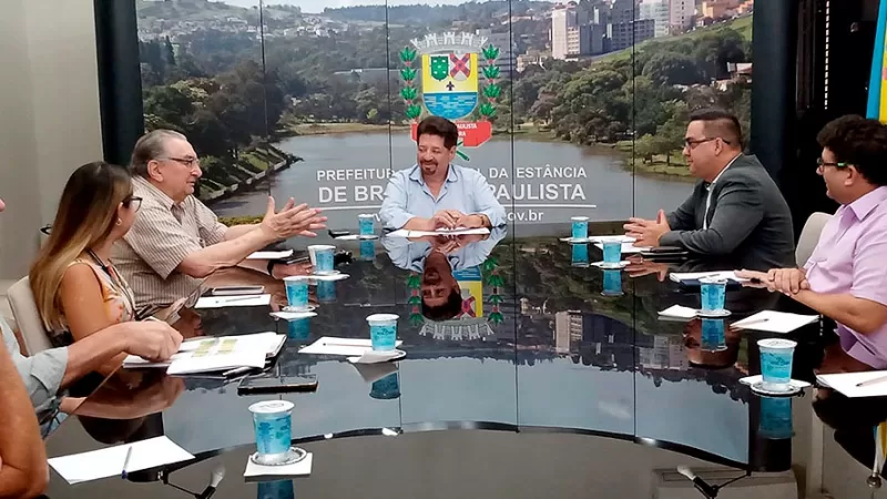 Prefeito recebe sindicato e ouve reivindicação de 35% de aumento