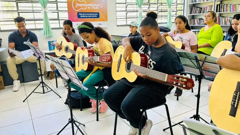 Projeto “Harmonizando a Vida” oferece aulas de violão no ECOA