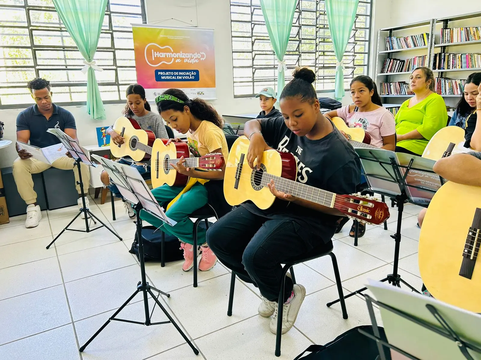 Projeto “Harmonizando a Vida” oferece aulas de violão no ECOA