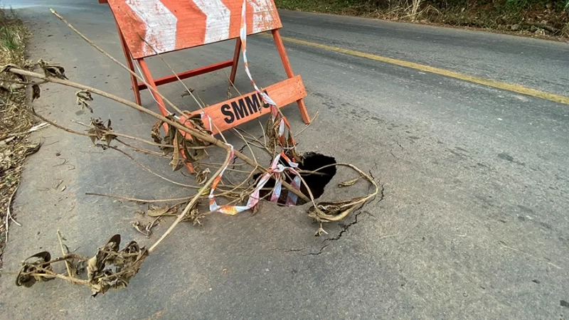 Mais um buraco abre na Estrada Municipal do Bom Retiro