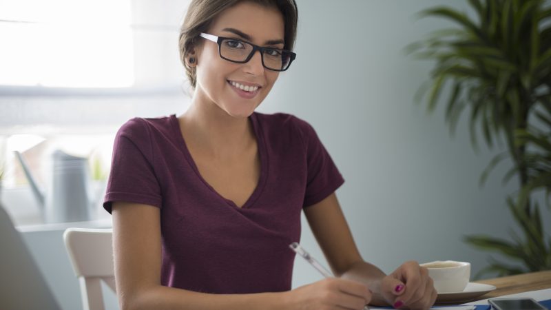 Imperial Mack contrata Auxiliar Administrativo