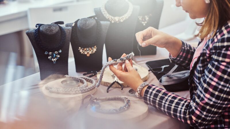 Loja Bella Bijoux contrata funcionários em Amparo, Bragança Paulista e Mogi Mirim