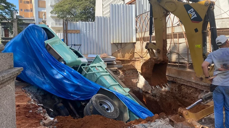 Caminhão cai em buraco em obra na Catedral
