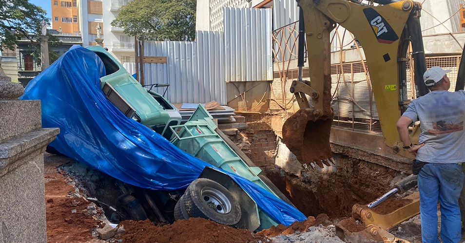 Caminhão cai em buraco em obra na Catedral
