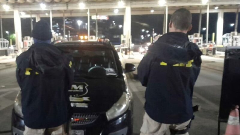 PRF apreende carro com R$ 88 mil em multas na Fernão Dias