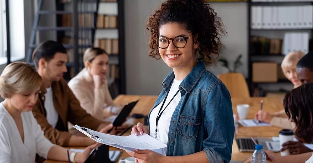 Vagas de estágio para jovens nos setores de vendas e administrativo