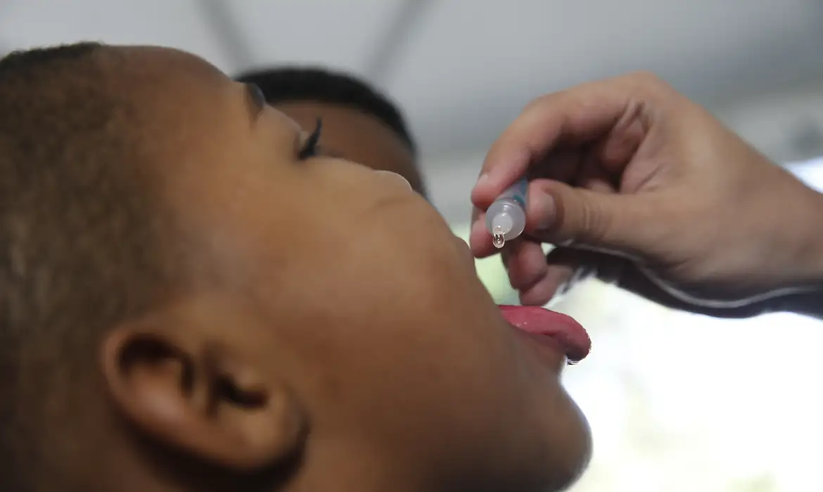 Dia “D” de vacinação contra a polio e gripe acontece sábado
