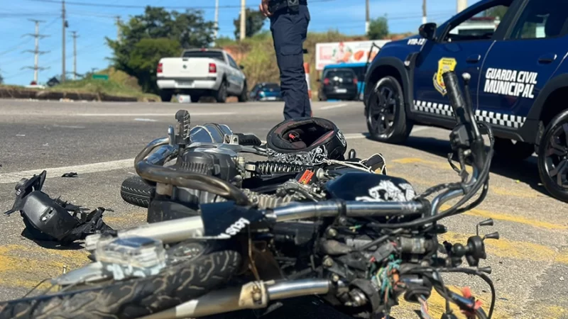 Após fugir de abordagem, motoqueiro causa acidente em Bragança