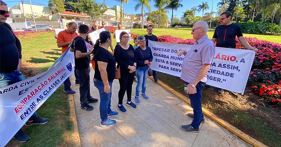 Guardas municipais protestam na Prefeitura de Bragança