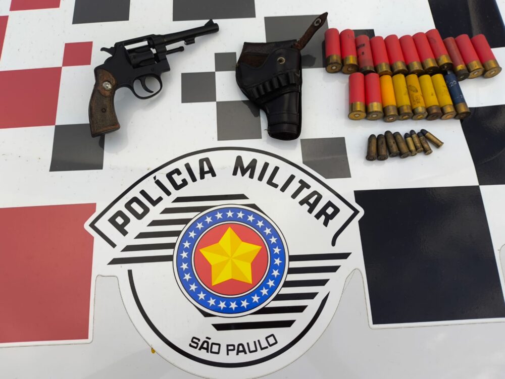 PM prende acusado de posse ilegal de arma e munições