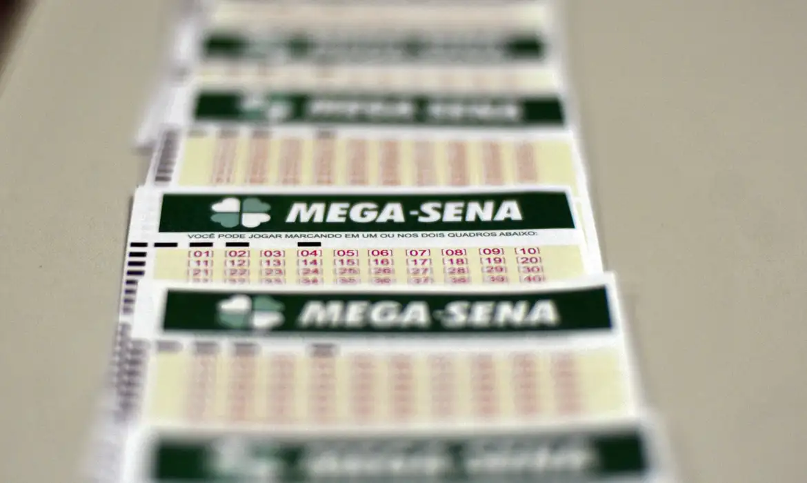 Mega-Sena acumula e sorteia R$ 61 milhões na terça