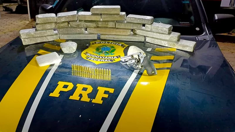 PRF apreende arma, drogas, munições e recupera veículo furtado
