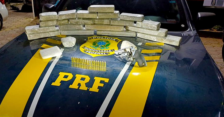 PRF apreende arma, drogas, munições e recupera veículo furtado