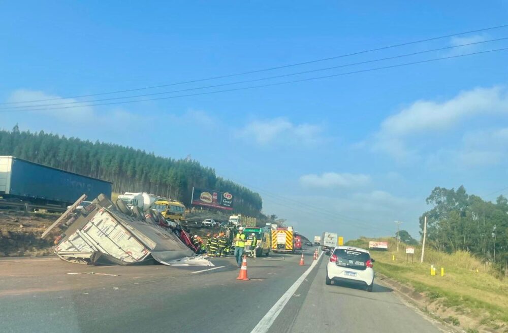 Caminhão tomba na Fernão Dias e gera congestionamento