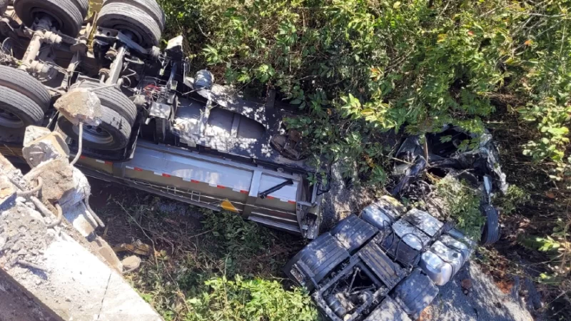 Carreta vai parar no rio em acidente na Bragança/Itatiba