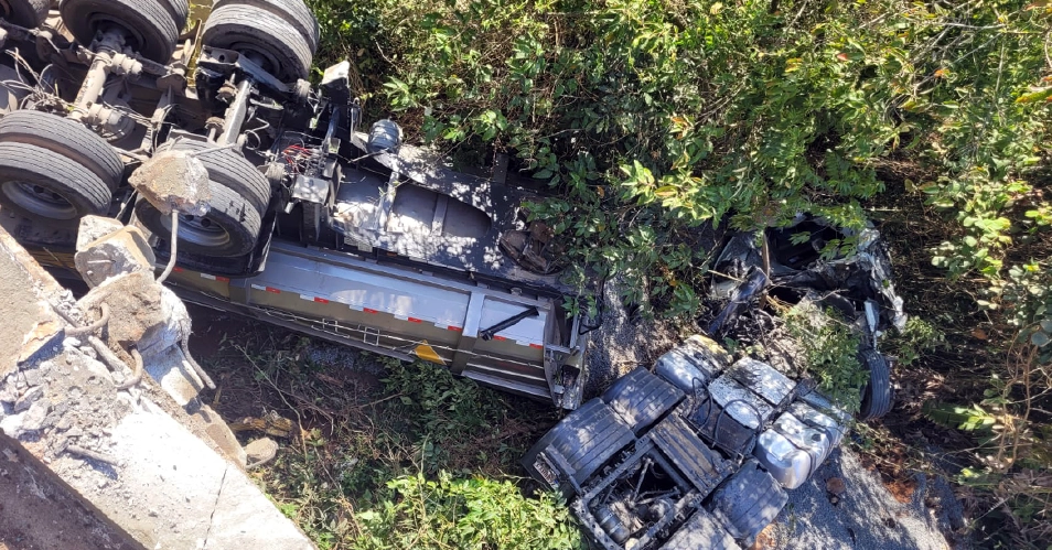 Carreta vai parar no rio em acidente na Bragança/Itatiba