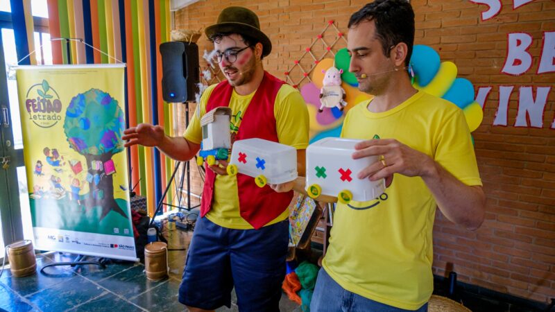Crianças da APAE, ECOA, SAMA e escolas recebem livros