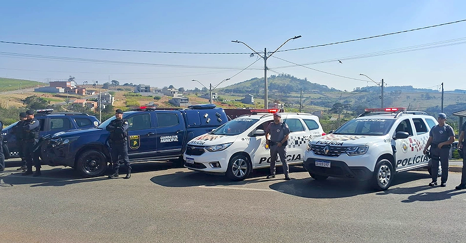 Dois procurados da Justiça são presos com carros furtados