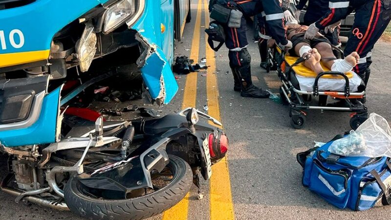 Motociclista fica ferido após colisão contra ônibus em Bragança