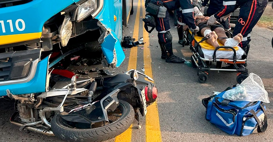 Motociclista fica ferido após colisão contra ônibus em Bragança