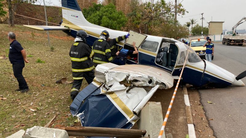 Avião de pequeno porte invade praça em Bragança Paulista