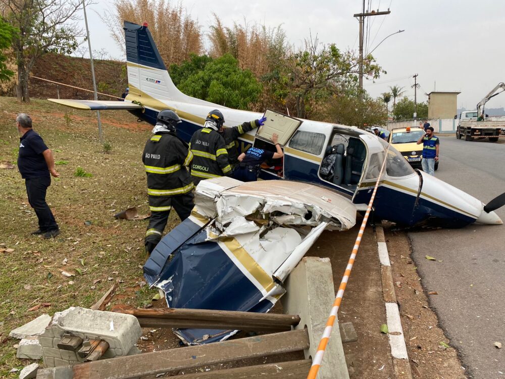 Avião de pequeno porte invade praça em Bragança Paulista