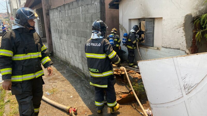 Casa pega fogo em Bragança Paulista